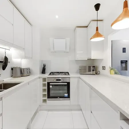Apartment 3-bedroom Short Term & Flexible Renting Limehouse With Free Wifi & Free Parking London