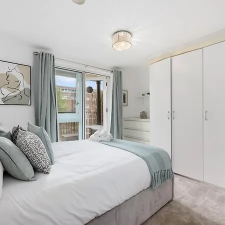 3-bedroom Short Term & Flexible Renting Limehouse With Free Wifi & Free Parking