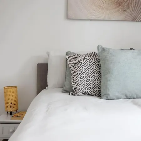 3-bedroom Short Term & Flexible Renting Limehouse With Free Wifi & Free Parking Apartment