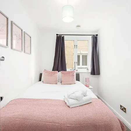 3-bedroom Short Term & Flexible Renting Limehouse With Free Wifi & Free Parking Apartment London