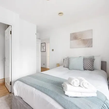 Apartment 3-bedroom Short Term & Flexible Renting Limehouse With Free Wifi & Free Parking London