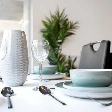 3-bedroom Short Term & Flexible Renting Limehouse With Free Wifi & Free Parking *