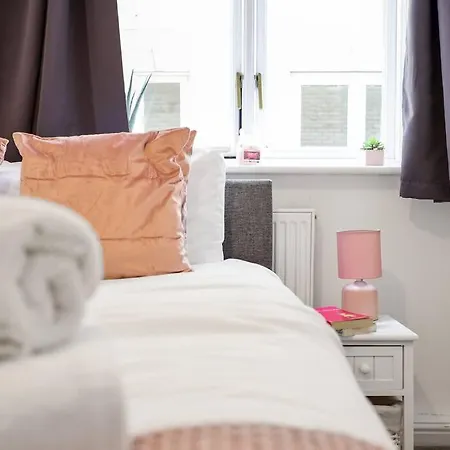 3-bedroom Short Term & Flexible Renting Limehouse With Free Wifi & Free Parking London