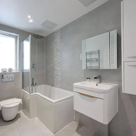 3-bedroom Short Term & Flexible Renting Limehouse With Free Wifi & Free Parking Apartment *