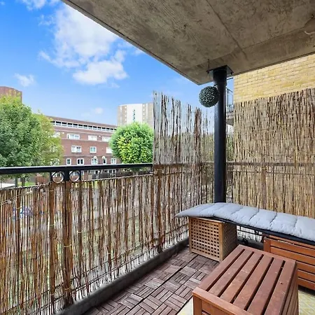 3-bedroom Short Term & Flexible Renting Limehouse With Free Wifi & Free Parking London