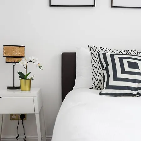 3-bedroom Short Term & Flexible Renting Limehouse With Free Wifi & Free Parking Apartment *