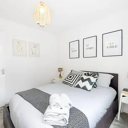 3-bedroom Short Term & Flexible Renting Limehouse With Free Wifi & Free Parking Apartment