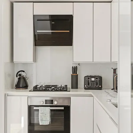Monthly Stays! 2 Bedroom Short Term & Flexible Renting Canary Wharf With Free Parking Apartment