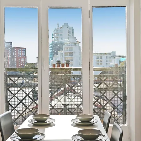 Monthly Stays! 2 Bedroom Short Term & Flexible Renting Canary Wharf With Free Parking Apartment *