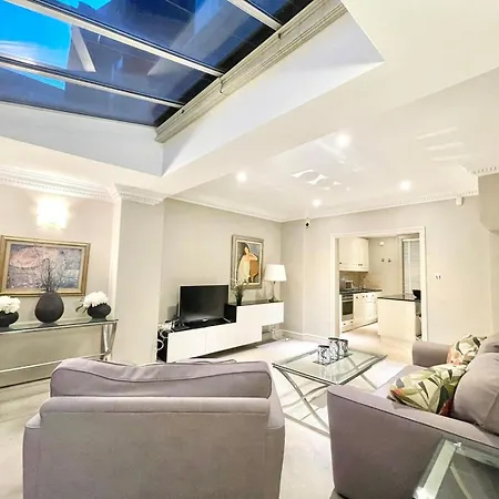 Mayfair 2 Bedroom With Large Private Terrace Apartment *