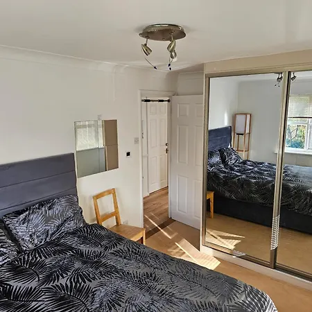 Peaceful On Sharing Flat In Wimbledon