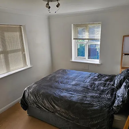Peaceful On Sharing Flat In Wimbledon Apartment *