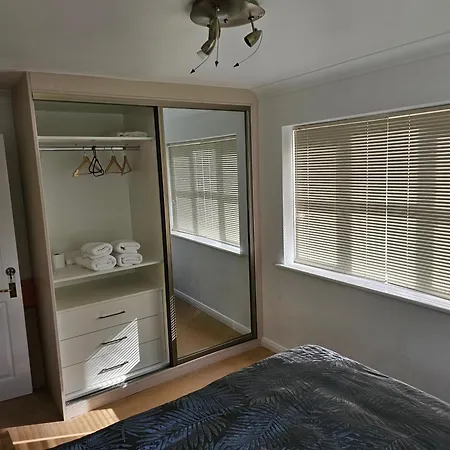 Peaceful On Sharing Flat In Wimbledon Apartment London
