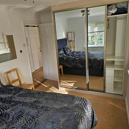 Peaceful On Sharing Flat In Wimbledon Apartment London