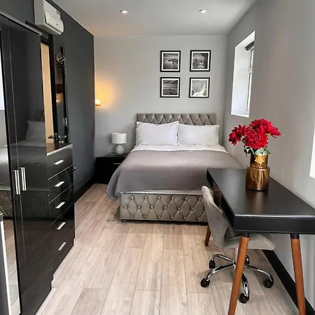 Landhaus Letzi Premium Cozy Retreat Private En-suite Rooms, Harrow