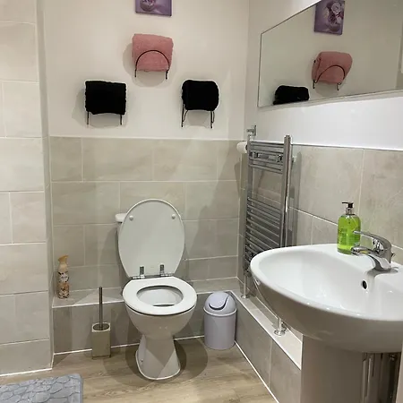 Stanton - Impeccable And Stylish 2 Bedroom * Dagenham