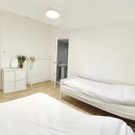 Tranquil Oasis Stylish & Spacious 7bed Maisonette * New Malden