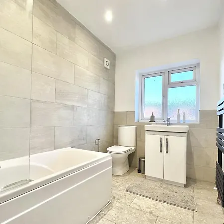 Tranquil Oasis Stylish & Spacious 7bed Maisonette Apartment *