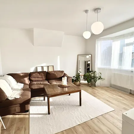 Tranquil Oasis Stylish & Spacious 7bed Maisonette