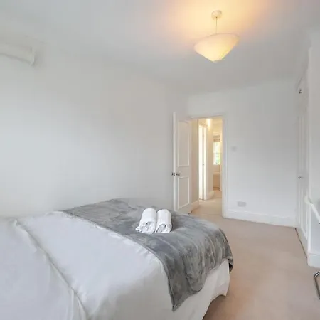 Cosy 2 Bed In Kensington Olympia *