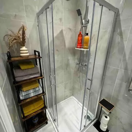 Modern Boutique Great Location Apartment *
