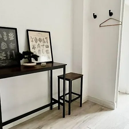 Modern Boutique Great Location Apartment *