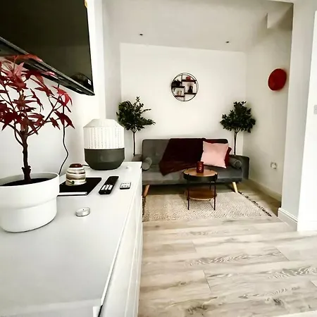 Modern Boutique Great Location Apartment *