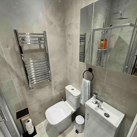 Modern Boutique Great Location Apartment