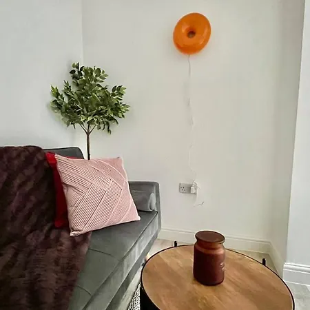 Modern Boutique Great Location Apartment *