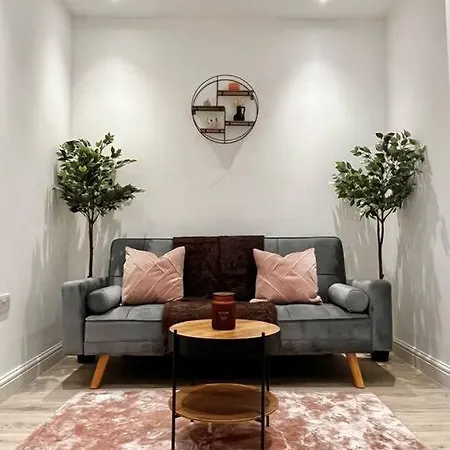 Modern Boutique Great Location Apartment *