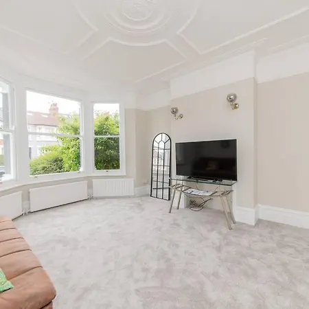 Stylish & Spacious 3-bed House, Parking And Garden Holiday home *