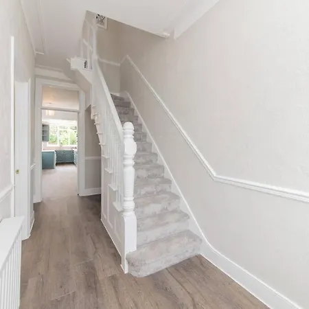Stylish & Spacious 3-bed House, Parking And Garden * Finchley