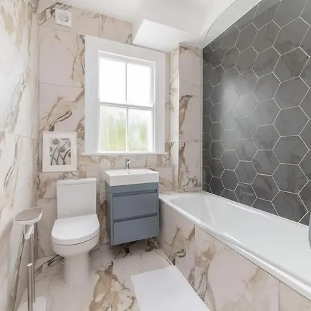 Stylish & Spacious 3-bed House, Parking And Garden *