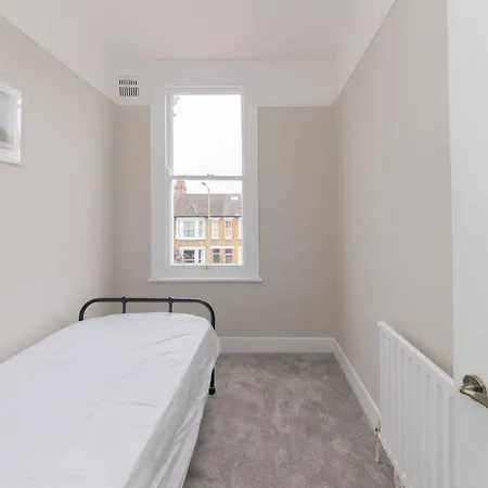 Stylish & Spacious 3-bed House, Parking And Garden * Finchley