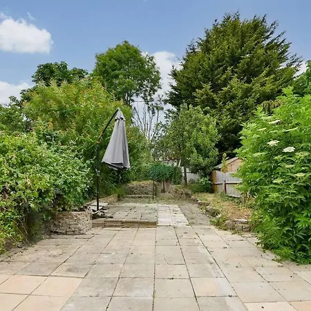 Stylish & Spacious 3-bed House, Parking And Garden * Finchley