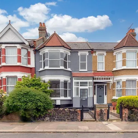 Stylish & Spacious 3-bed House, Parking And Garden