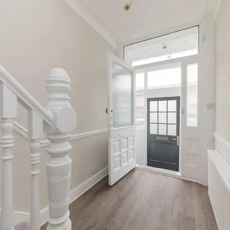 Holiday home Stylish & Spacious 3-bed House, Parking And Garden