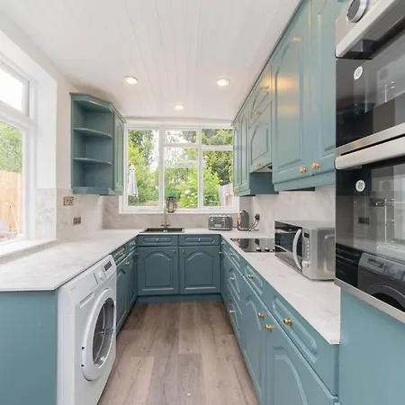 Stylish & Spacious 3-bed House, Parking And Garden Holiday home *