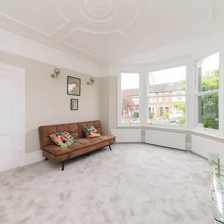 Stylish & Spacious 3-bed House, Parking And Garden * Finchley