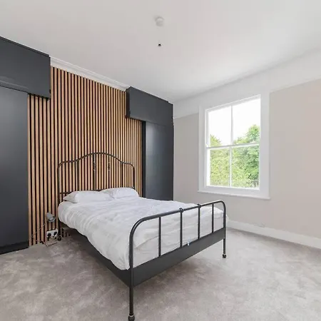 Stylish & Spacious 3-bed House, Parking And Garden Holiday home *