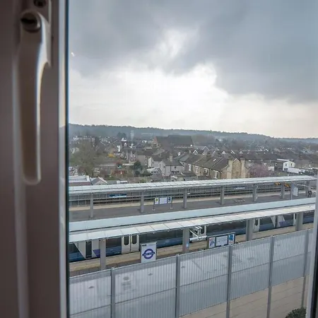 Modern In Greenwich Borough Next To Station *
