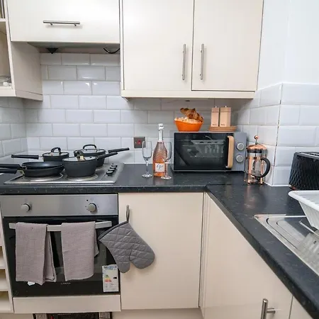 Modern In Greenwich Borough Next To Station Apartment