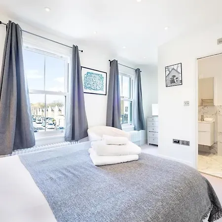 Private Terrace Fulham 3 Bed 2 Baths Apartment