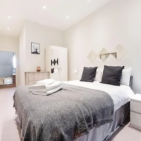 Private Terrace Fulham 3 Bed 2 Baths Apartment *