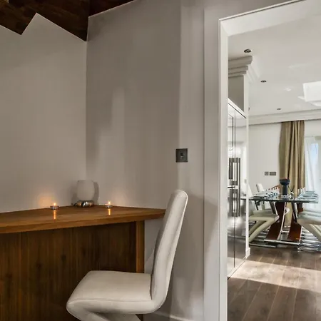 4 Bedroom House In Chiswick- Elegance & Serenity