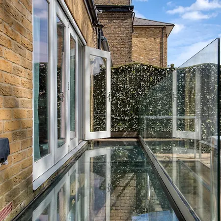 4 Bedroom House In Chiswick- Elegance & Serenity London