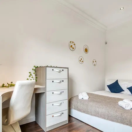 4 Bedroom House In Chiswick- Elegance & Serenity Apartment