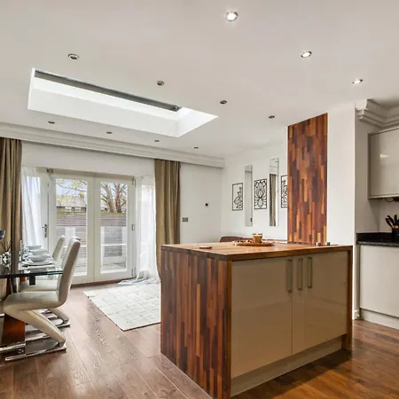 4 Bedroom House In Chiswick- Elegance & Serenity Apartment London