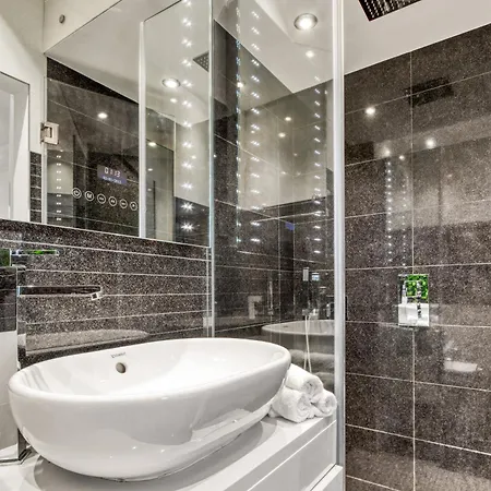 4 Bedroom House In Chiswick- Elegance & Serenity * London