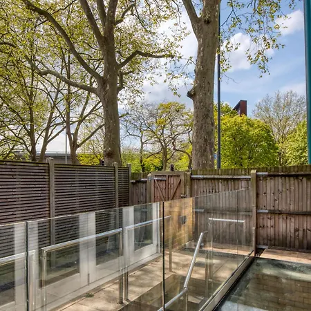 Apartment 4 Bedroom House In Chiswick- Elegance & Serenity